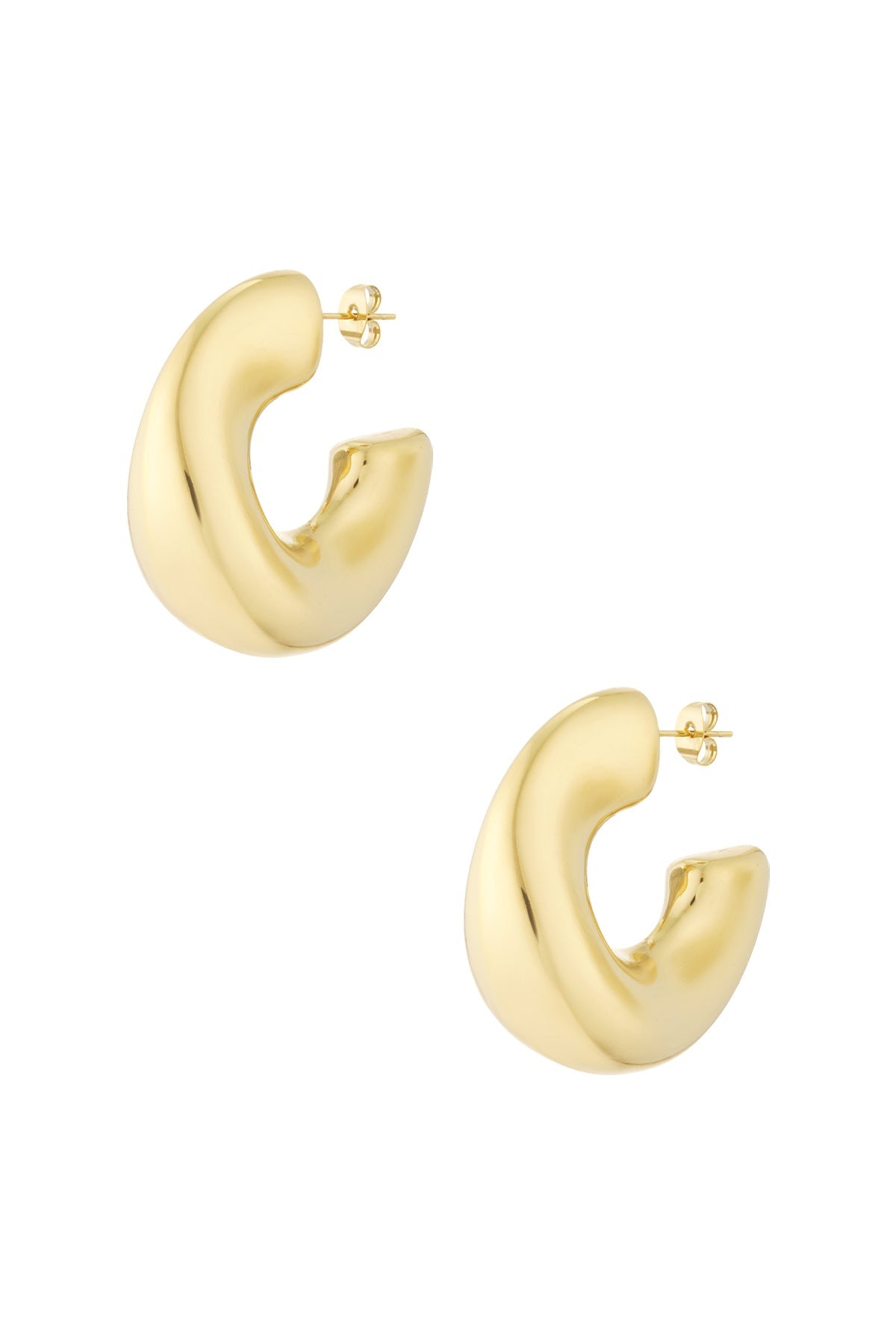 Gouden statement creolen van Bellou voor een avondlook