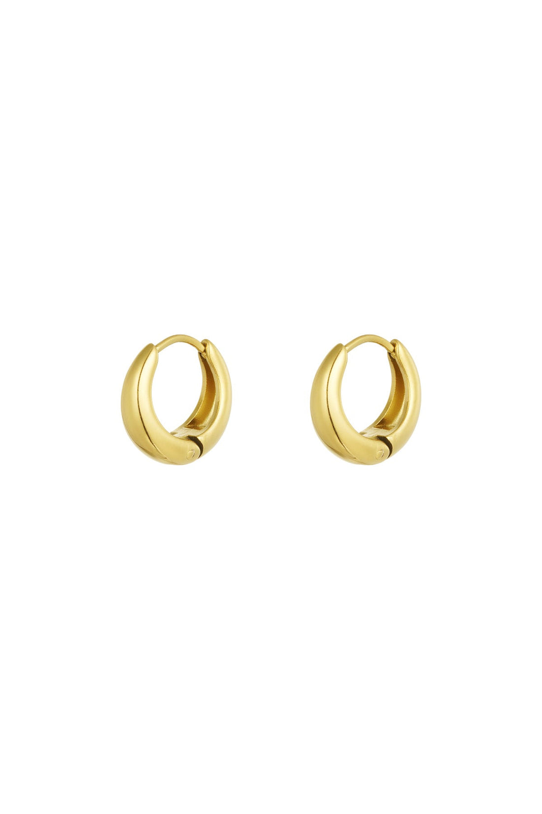 Kleine gouden huggie oorbellen die dicht tegen de oorlel sluiten, fijn om in te slapen