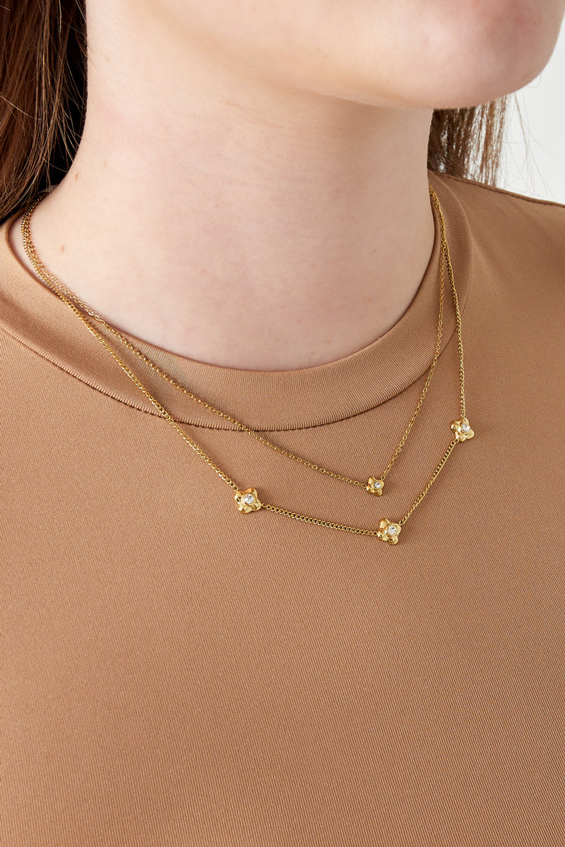 Gelaagde ketting van goudkleurig waterproof roestvrij staal om de hals gedragen