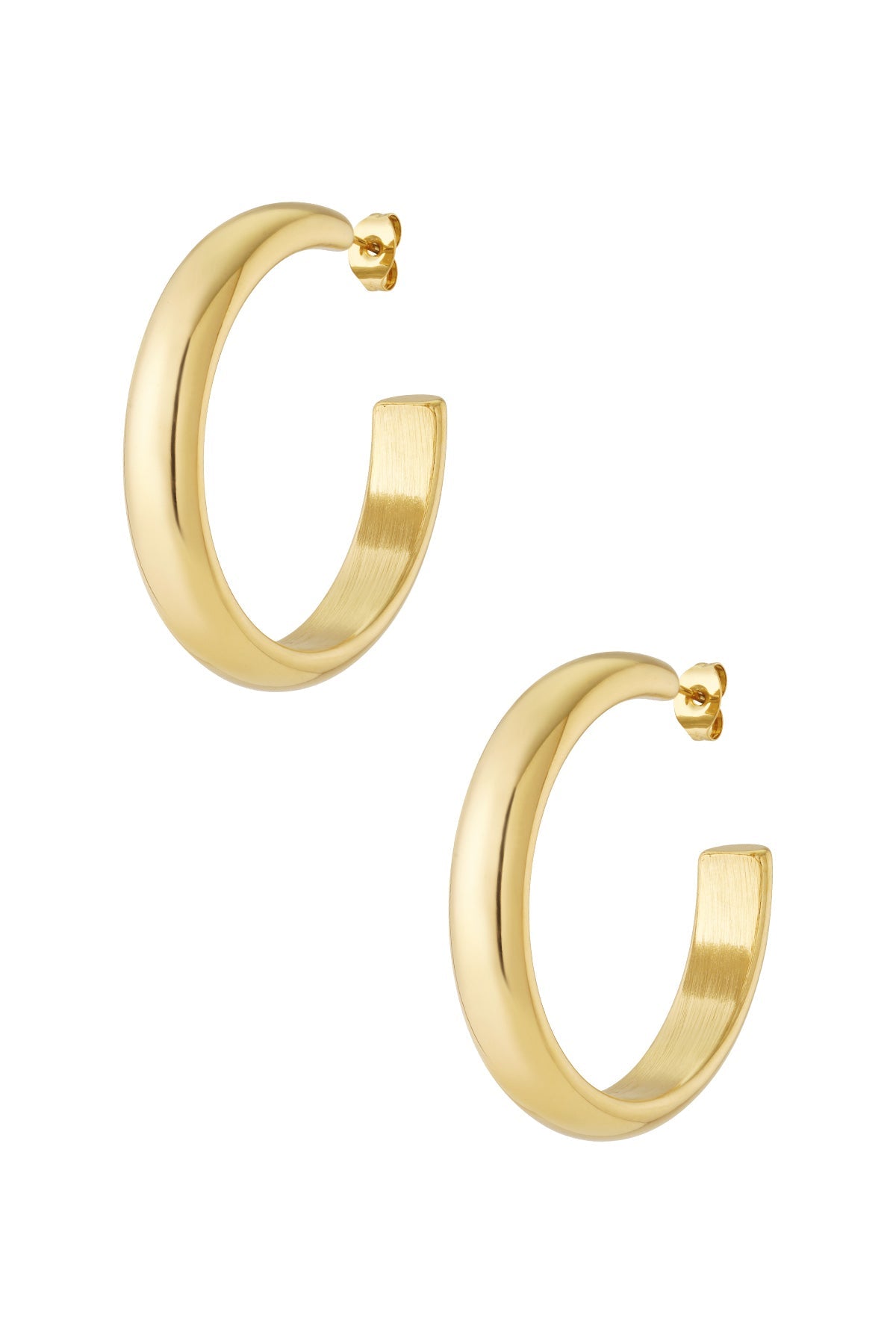 Gouden creolen als sieraden voor de herfst bij een trui