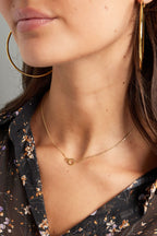 Vee - fijne ketting Goud aan hals
