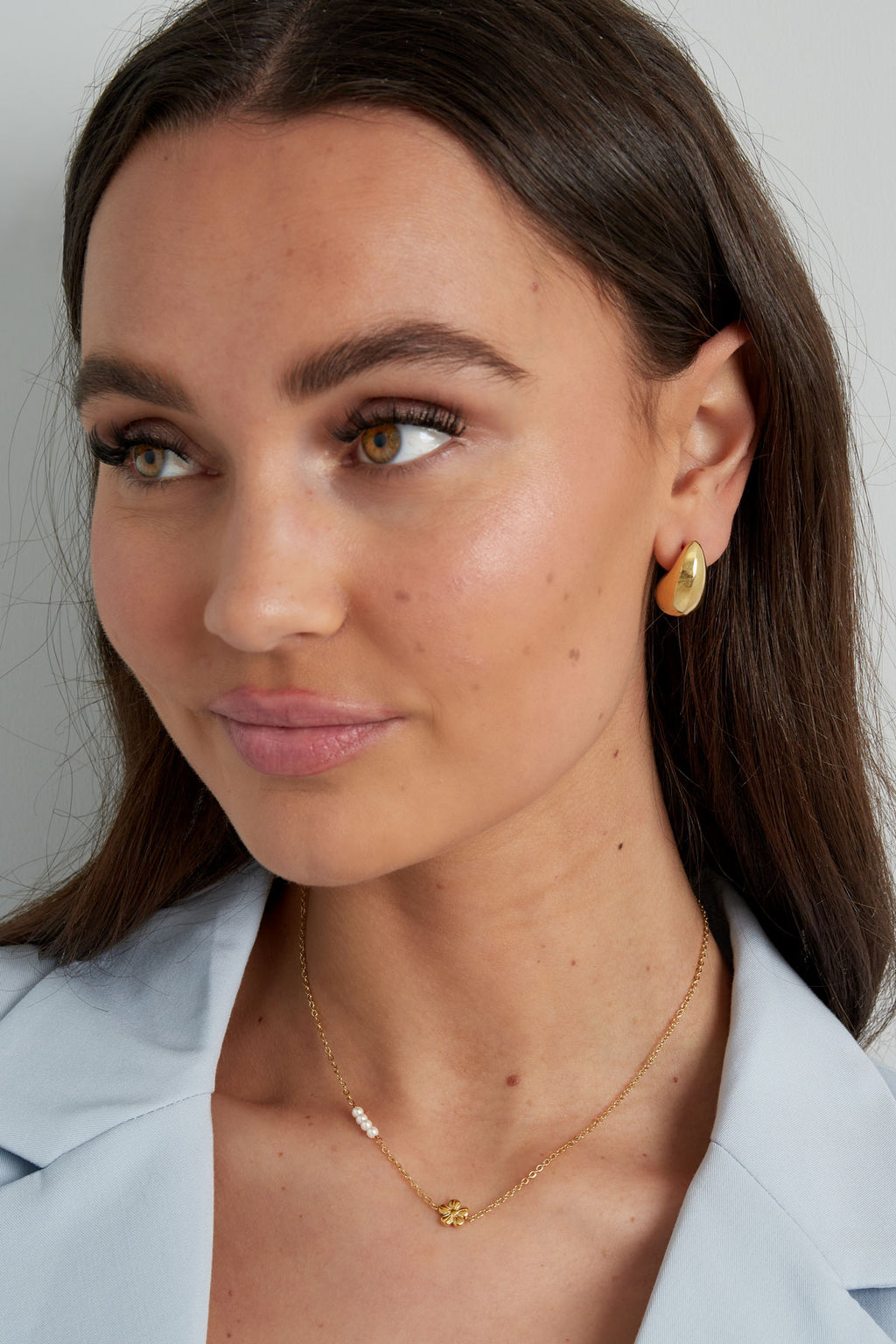 Details - bloem ketting Goud aan hals