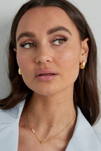 Details - bloem ketting Goud aan hals