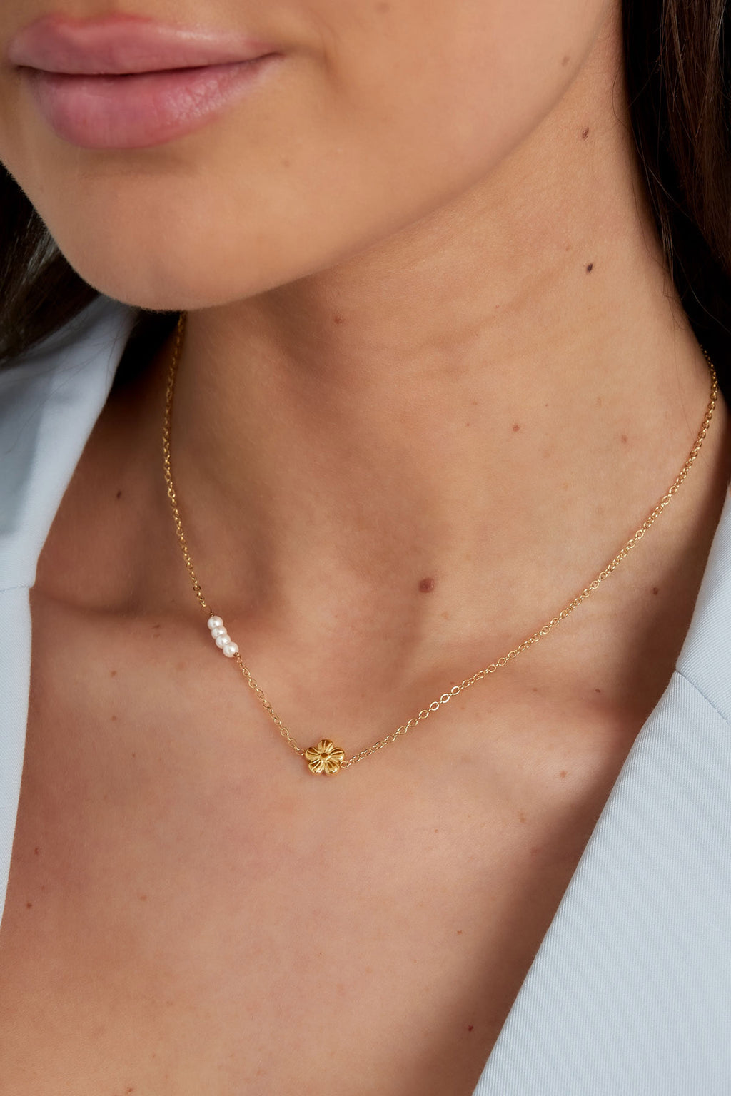Details - bloem ketting Goud aan hals