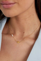 Details - bloem ketting Goud aan hals