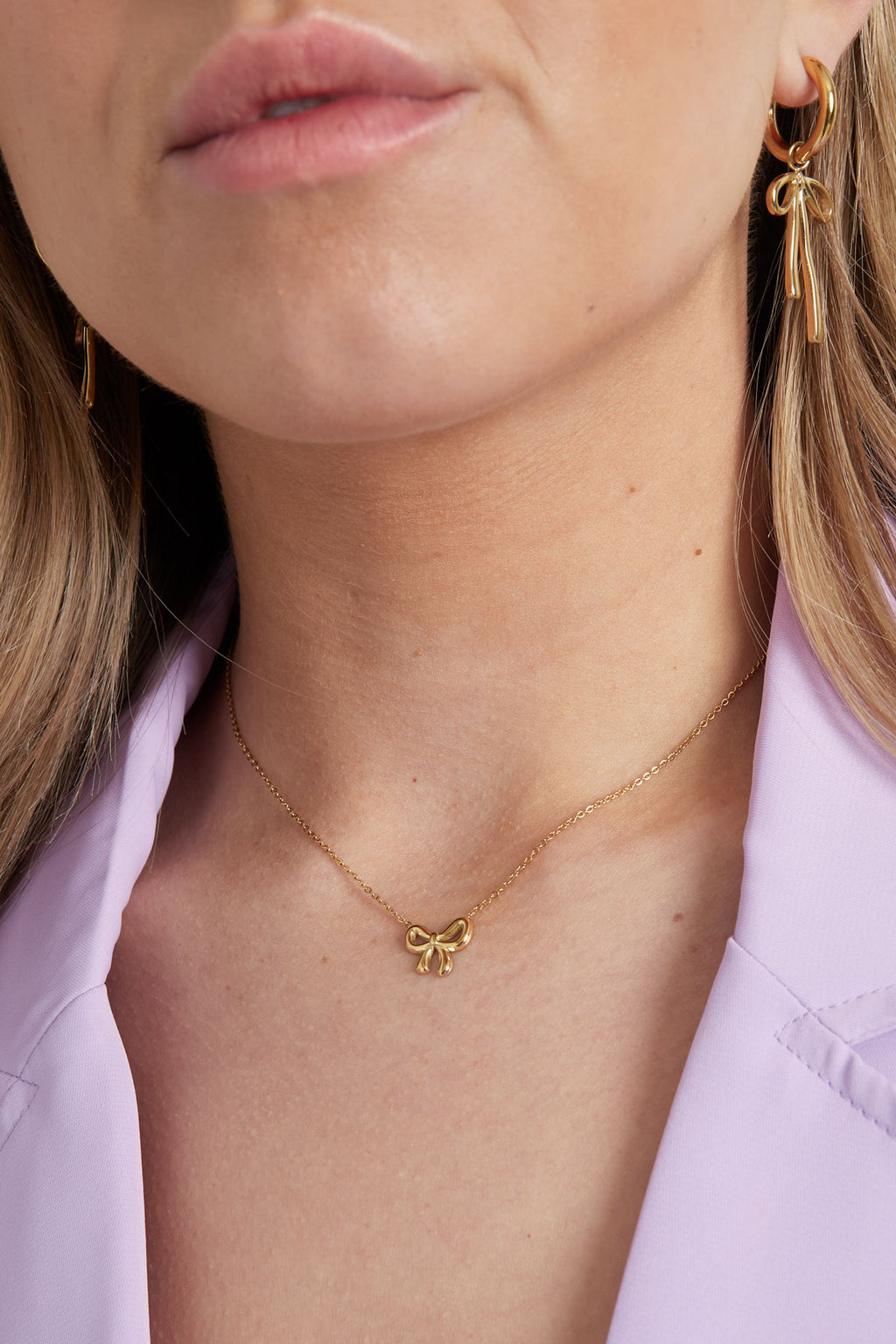 Bow - hanger ketting Goud aan hals