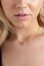 Lucky - hanger ketting Goud aan hals