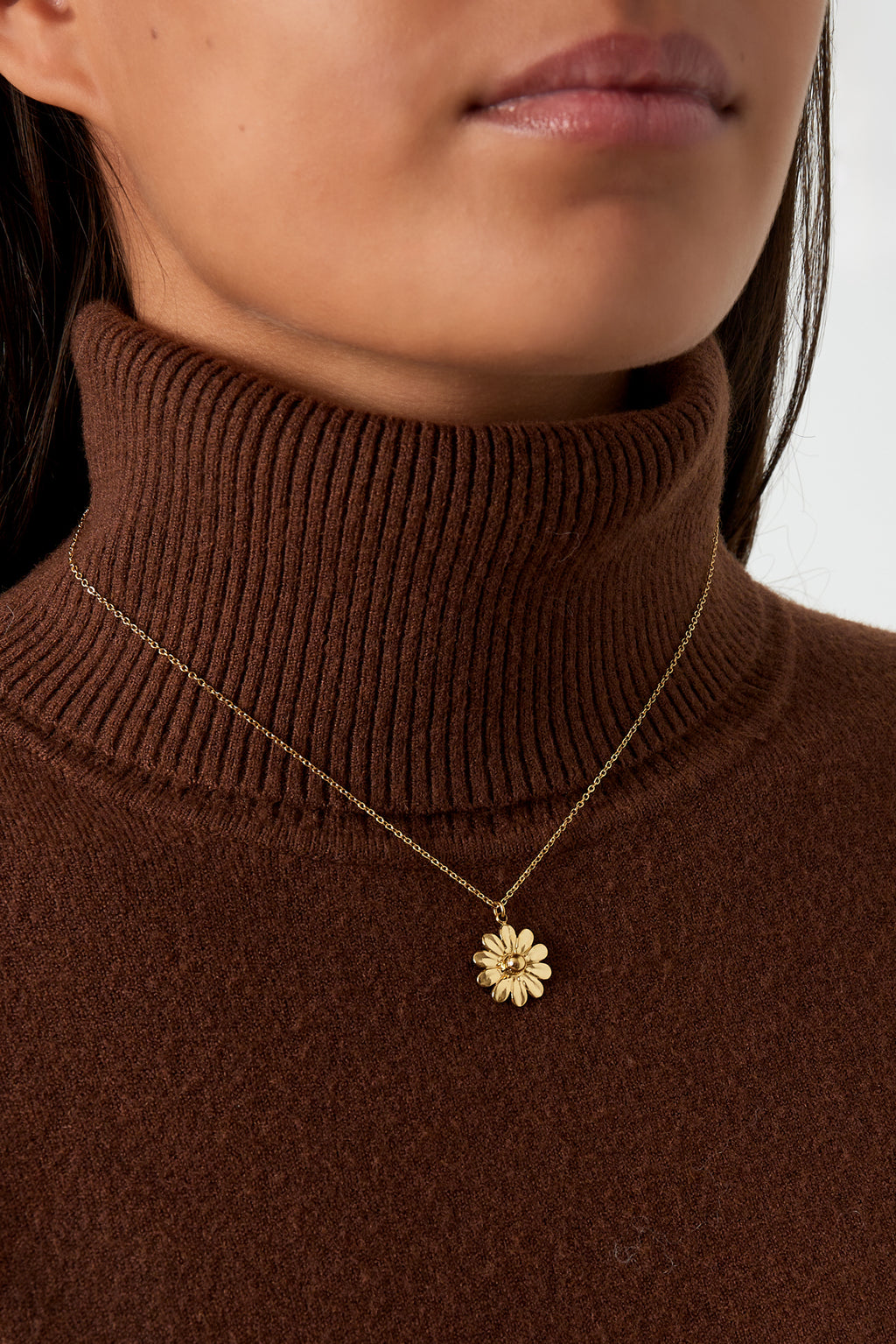 Blossom - bloem ketting Goud aan hals