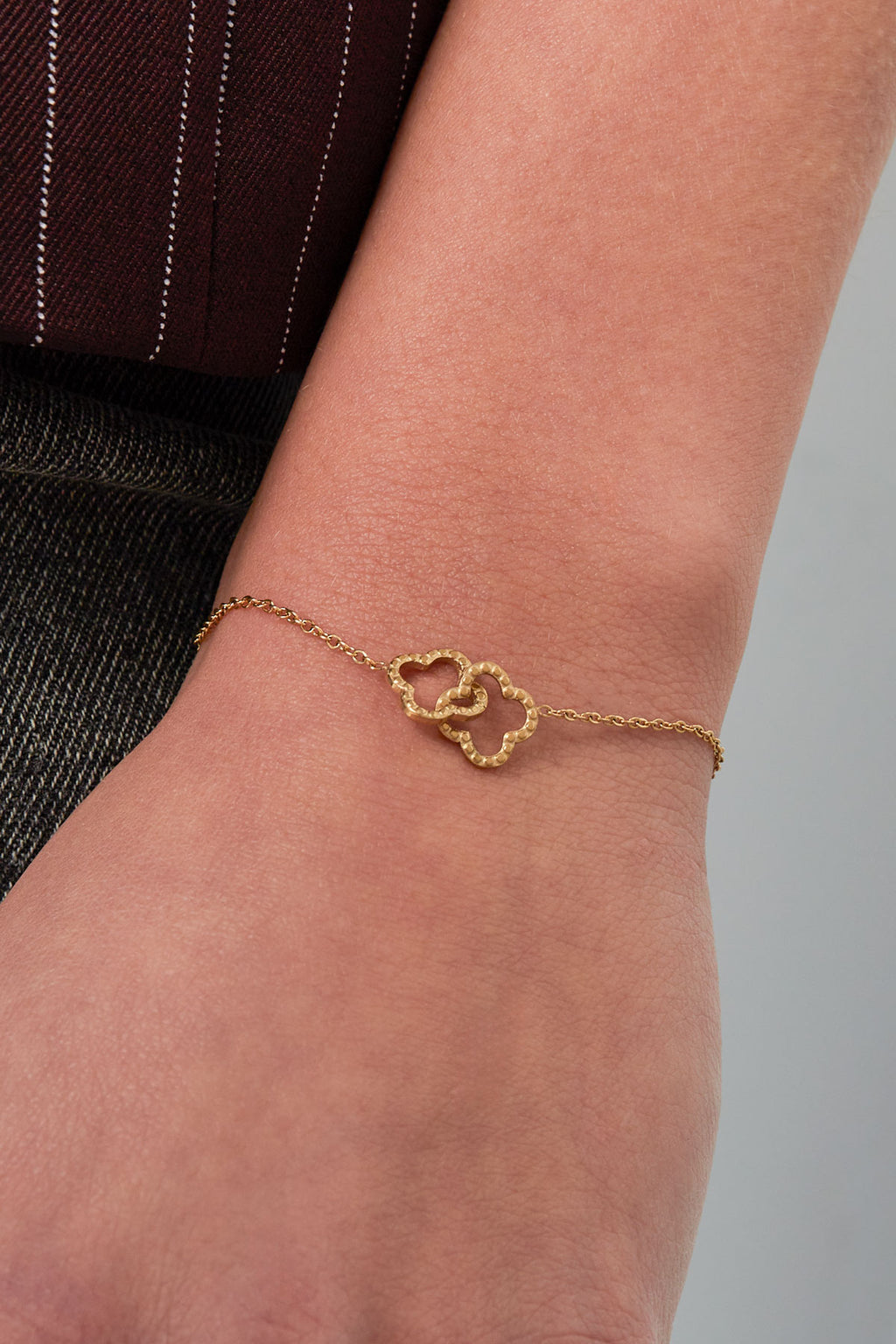 Linked Luck - klaver armband Goud aan pols