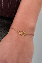 Linked Luck - klaver armband Goud aan pols
