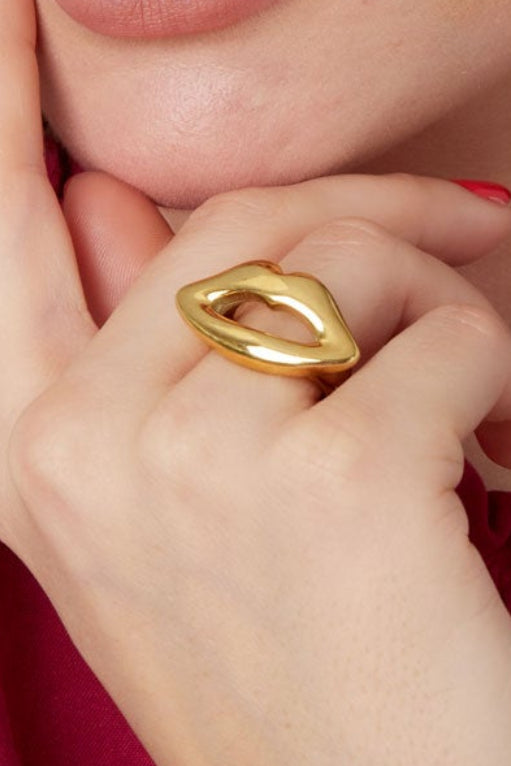 Kisses - hartjes ring Goud aan hand