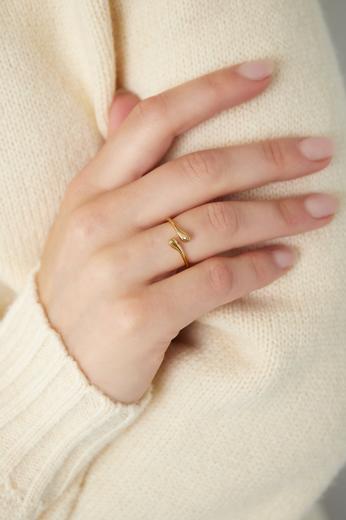 Open - bandring Goud aan hand