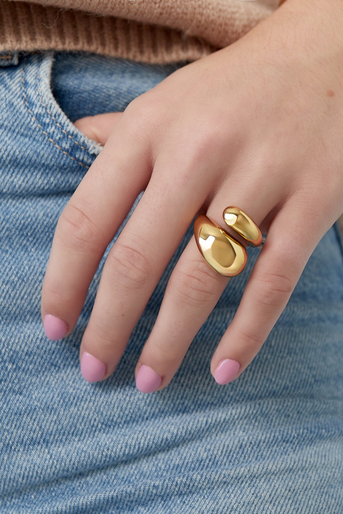 Elin - statement ring Goud aan hand