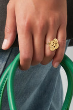 Spark Up - statement ring Goud aan hand