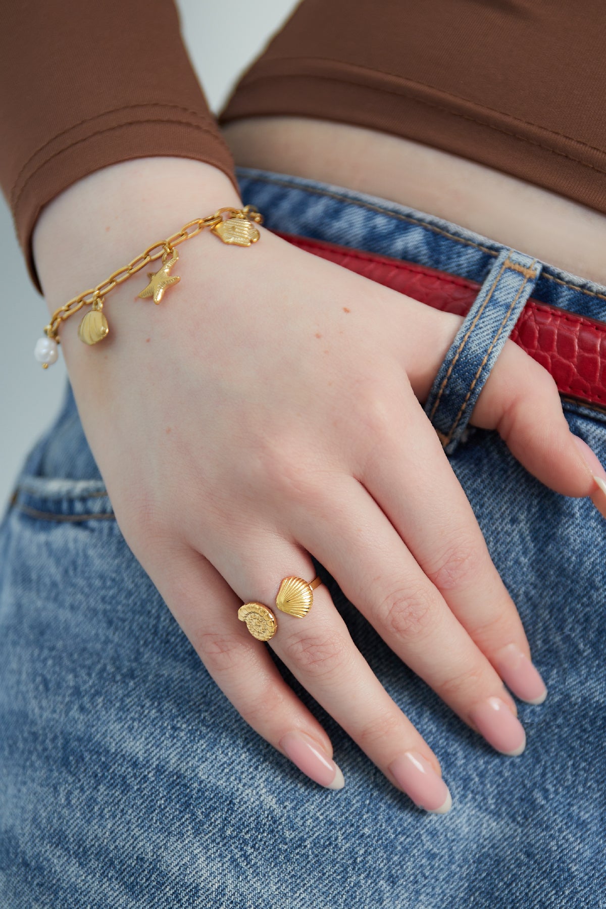 Shell - statement ring Goud aan hand