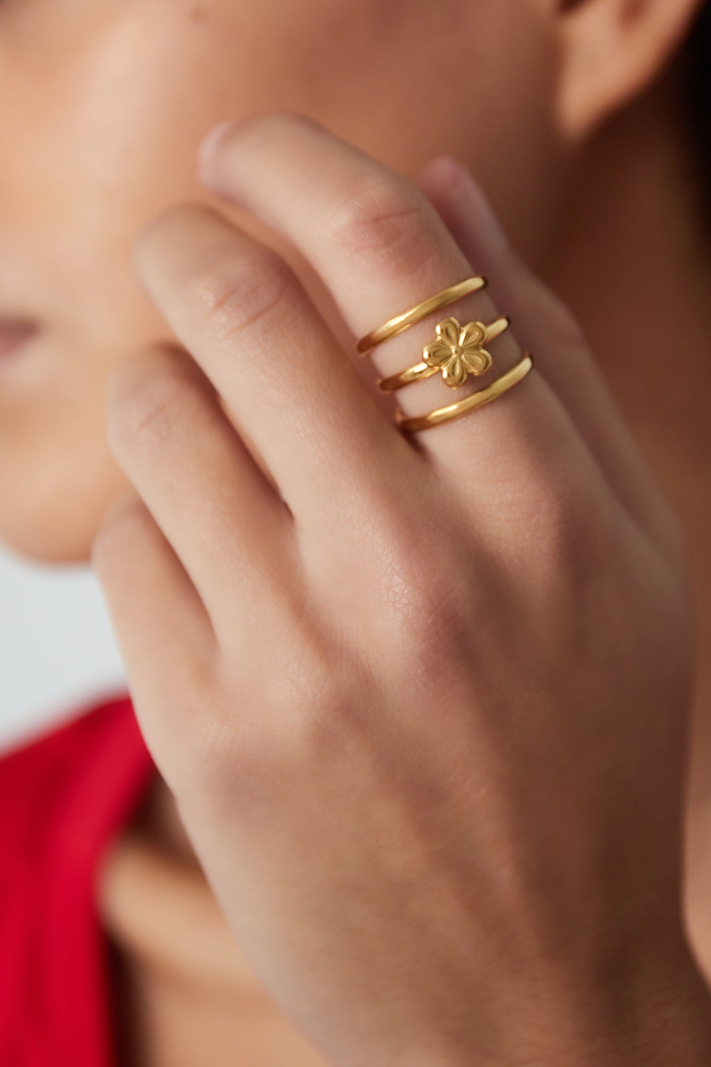 Flower Stack - stapelring Goud aan hand