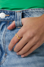 Wavey Wonder - bandring Goud aan hand