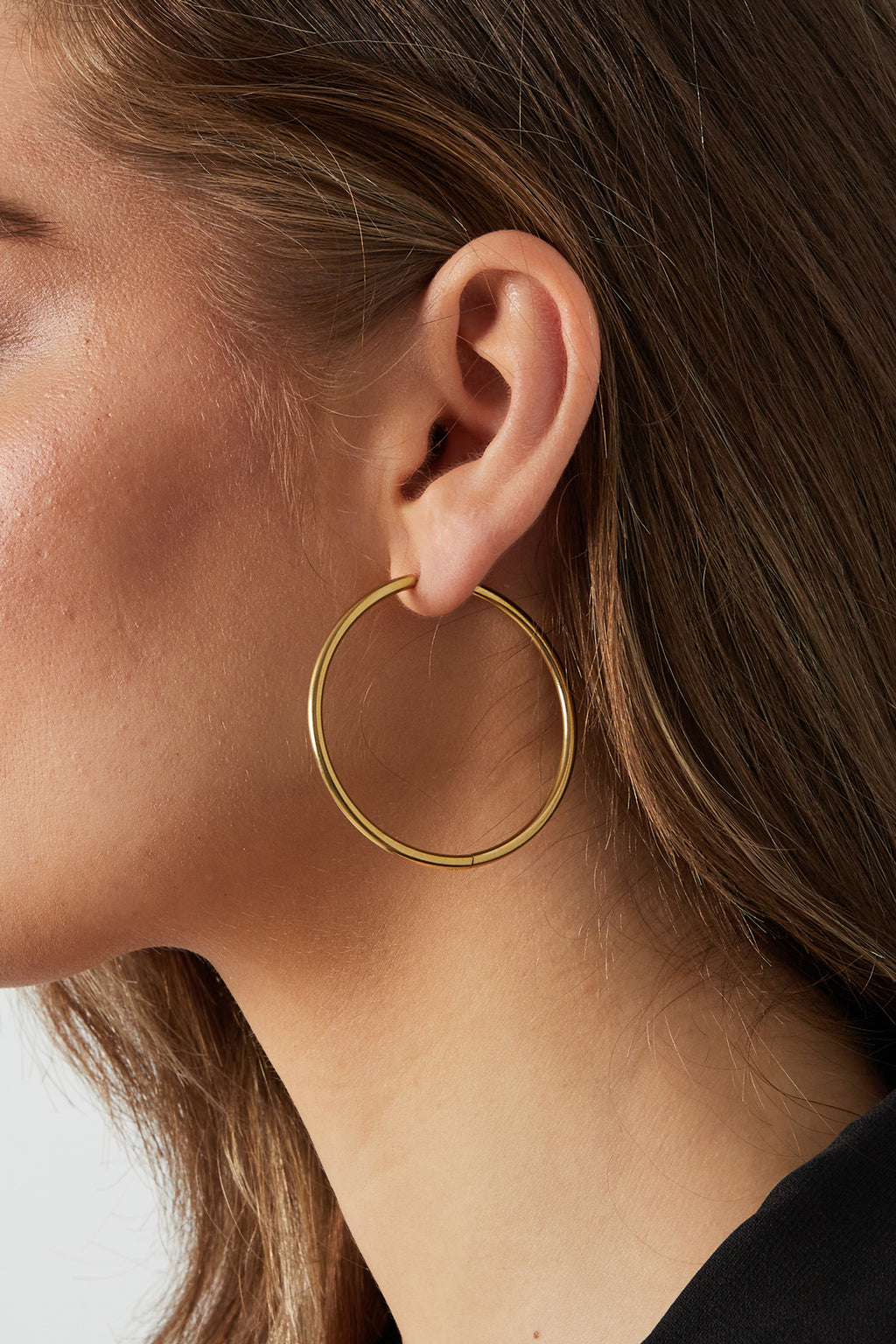Cleo - hoops Goud aan oor