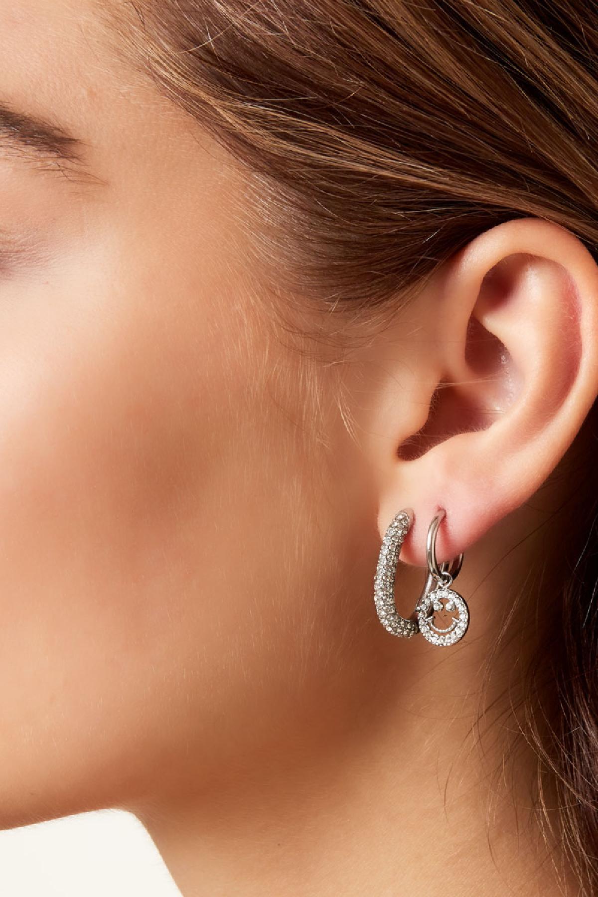 Rosa - hoops Zilver aan oor