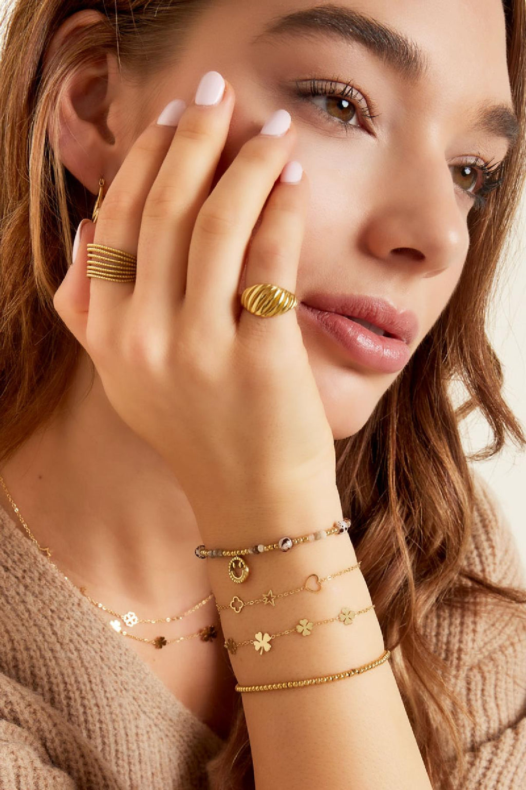 Clover - bedelarmband Goud aan pols