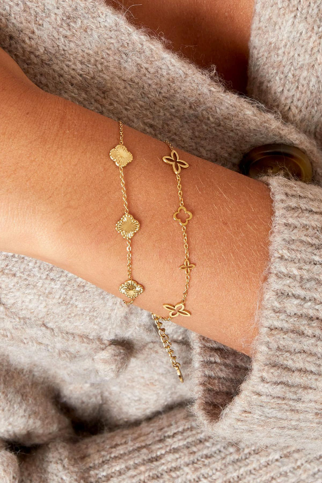 Blessed - klaver armband Goud aan pols