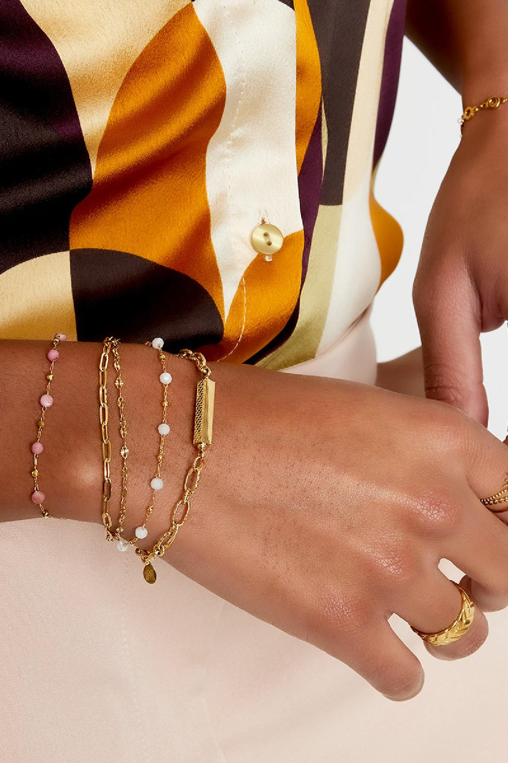 Coco - layered armband Goud aan pols