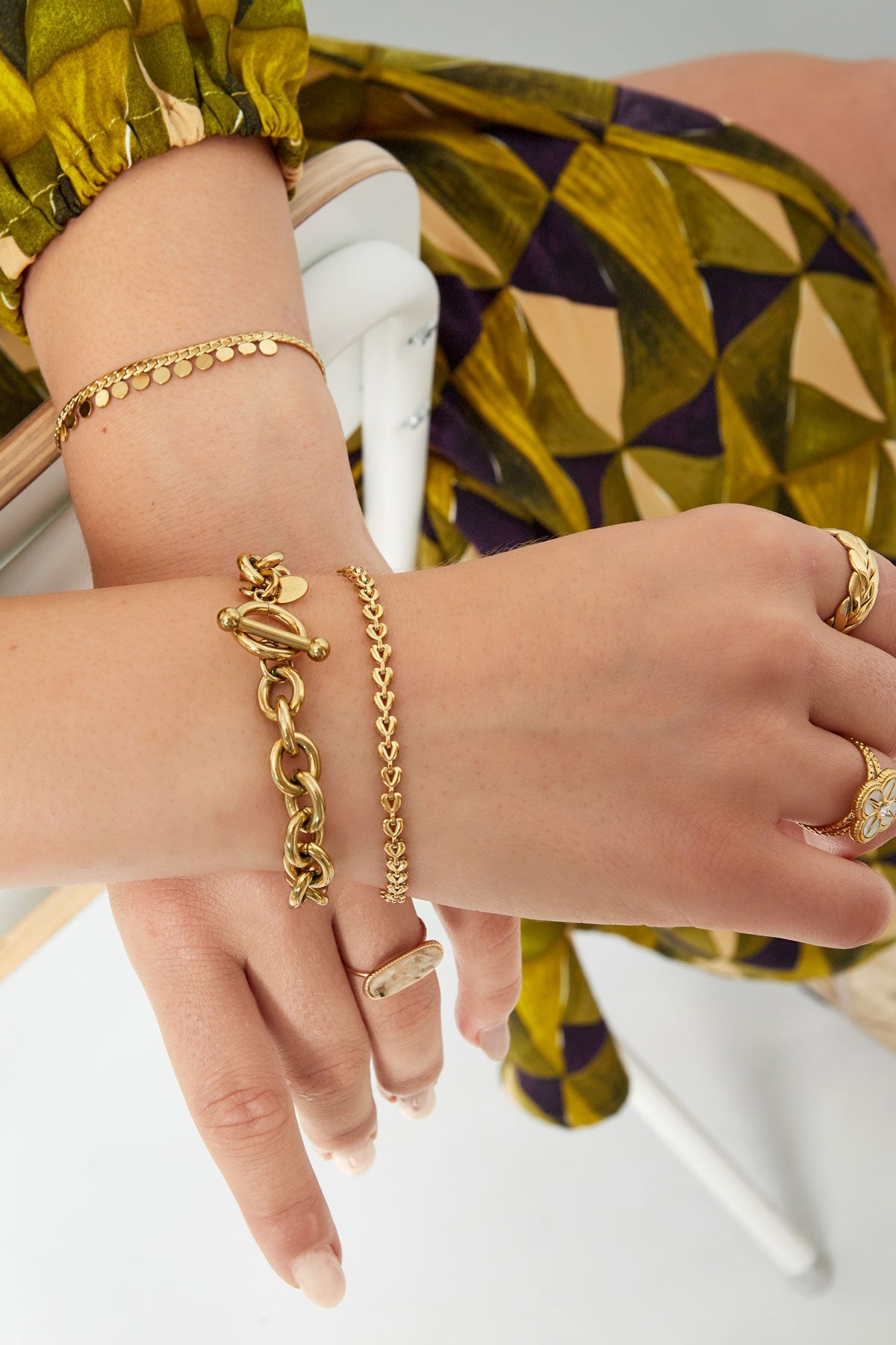 Linked Hearts - schakelarmband Goud aan pols