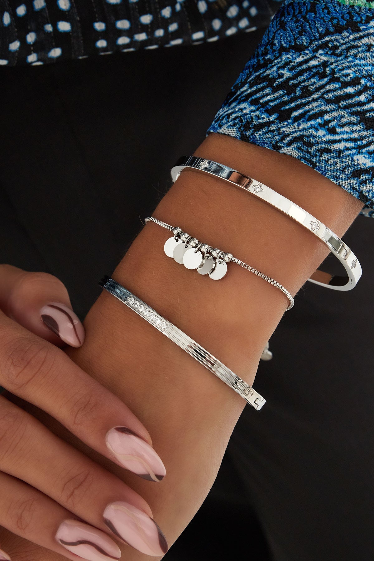Soft Move - bedelarmband Goud aan pols