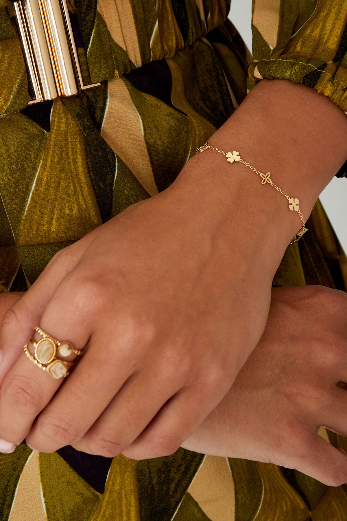 Maia - bedelarmband Goud aan pols