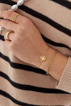 Lucky Charm - bedelarmband Goud aan pols