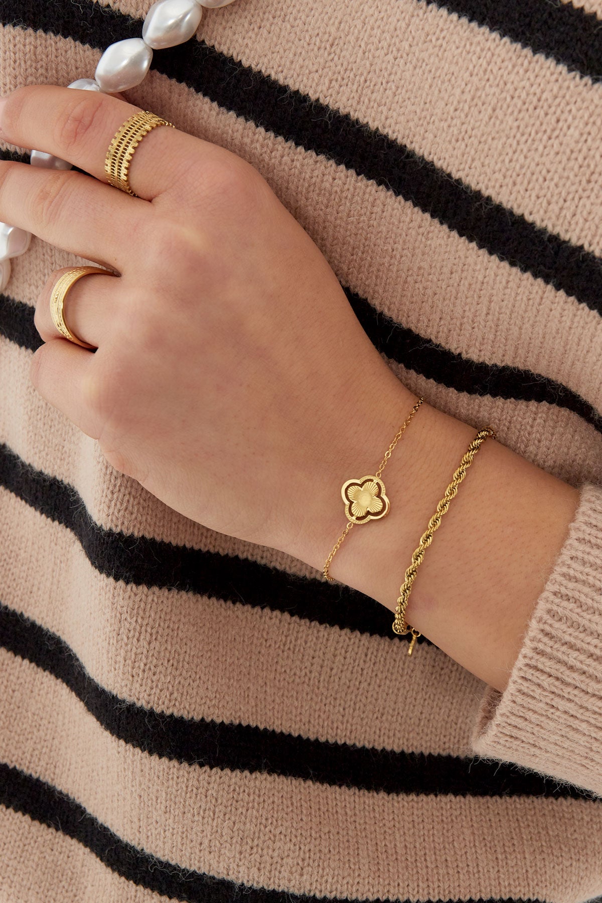 Lucky Charm - bedelarmband Goud aan pols