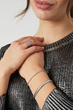 Simple - schakelarmband Goud aan pols