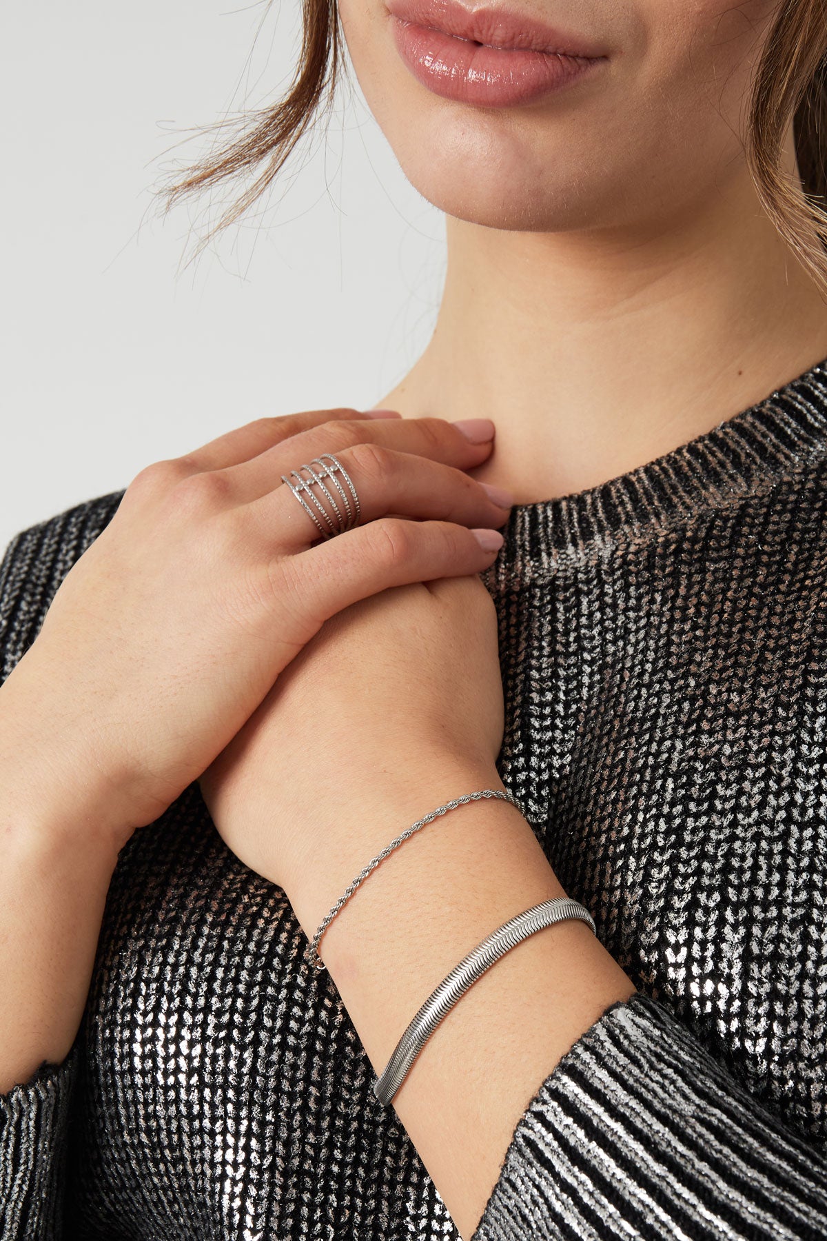 Simple - schakelarmband Goud aan pols