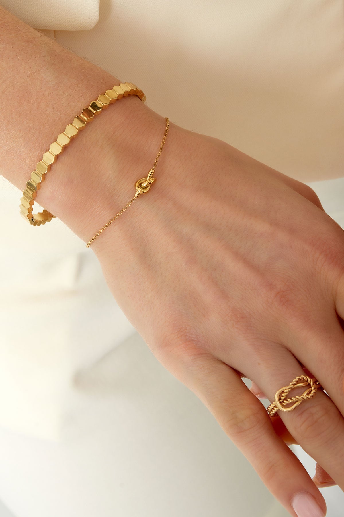 Always You - bedelarmband Goud aan pols