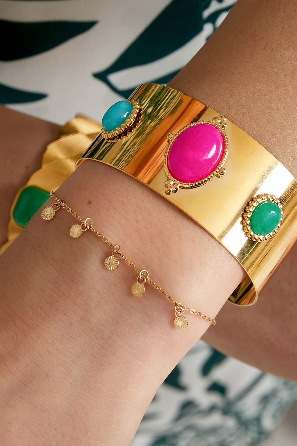 Timeless - bedelarmband Goud aan pols