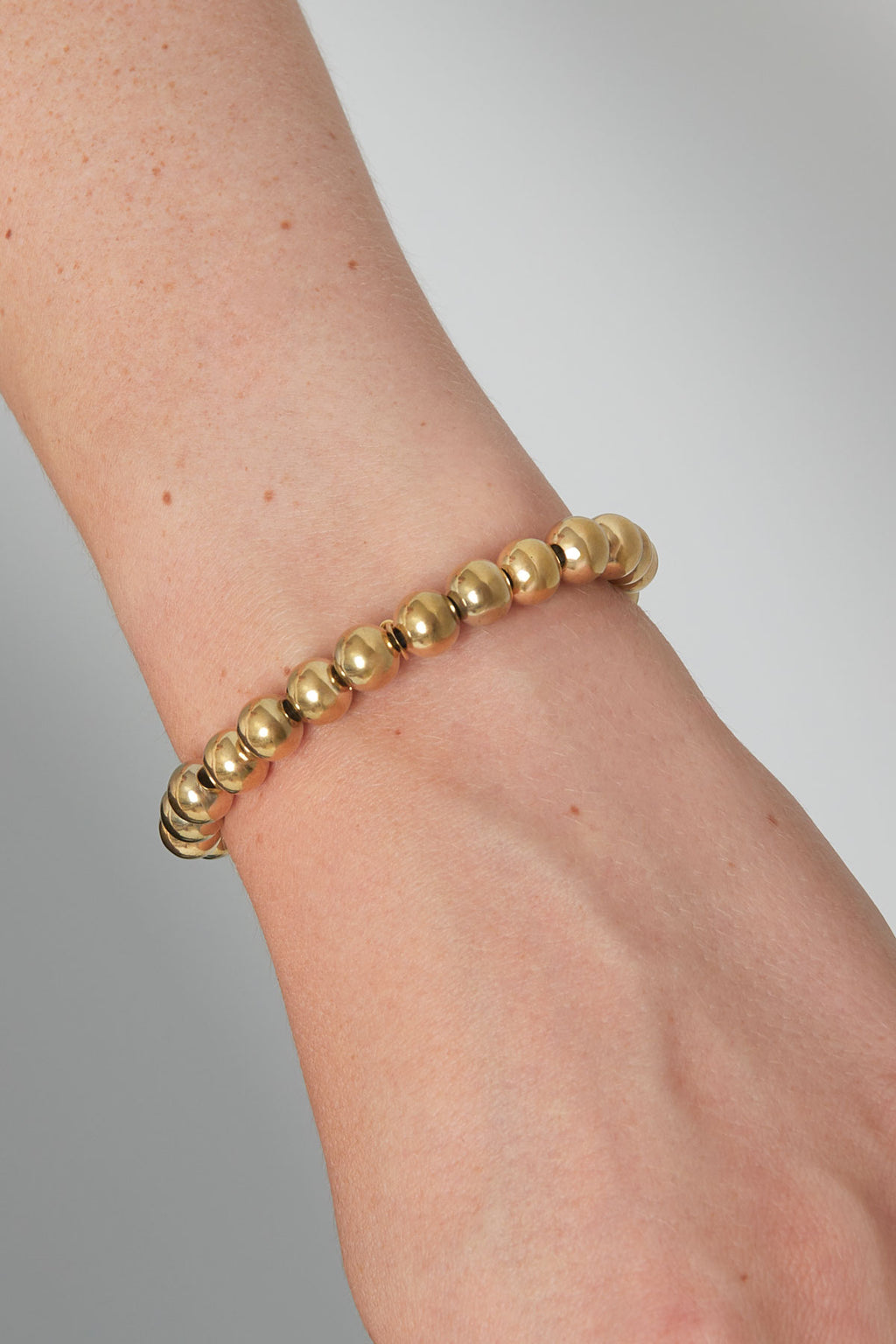 Bold - statement armband Goud aan pols