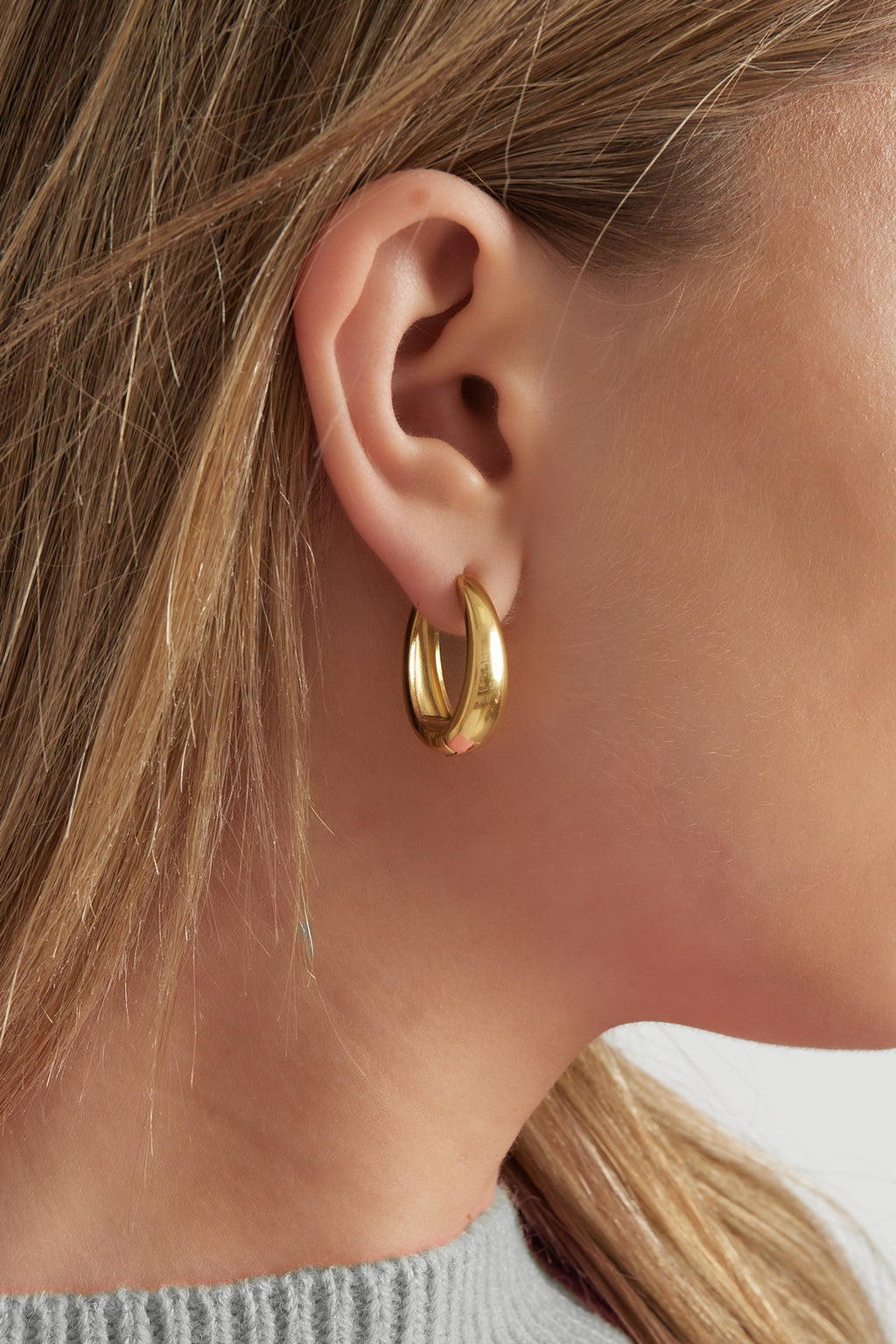 Vivi - hoops Goud aan oor