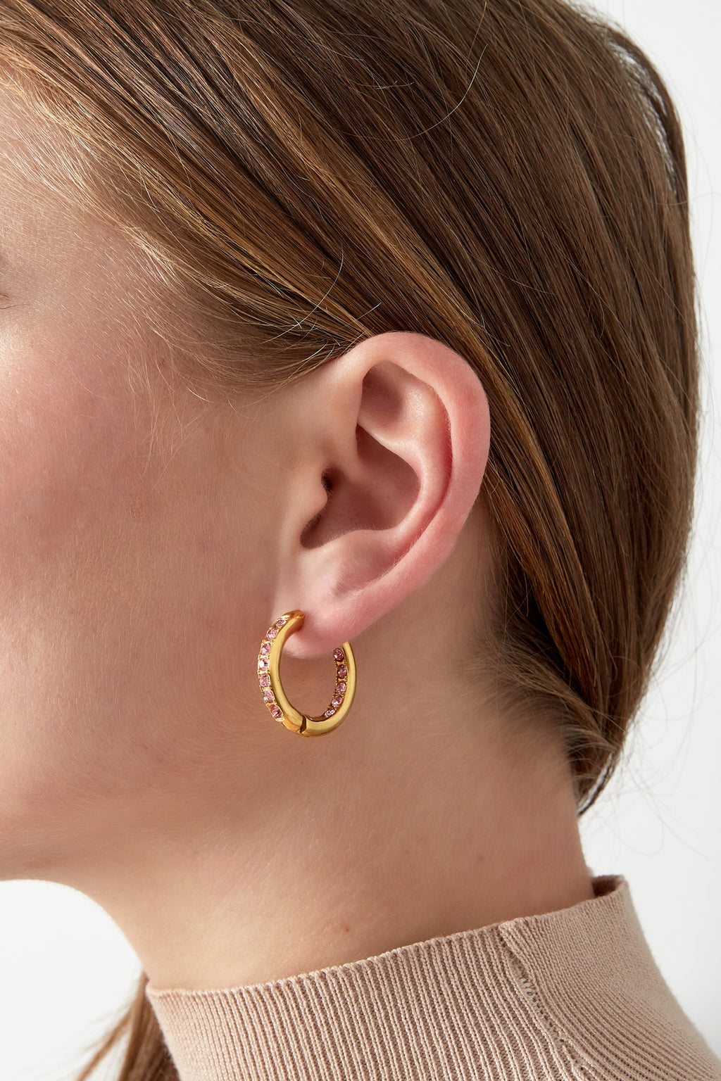 Bliss - studs gekleurd aan oor