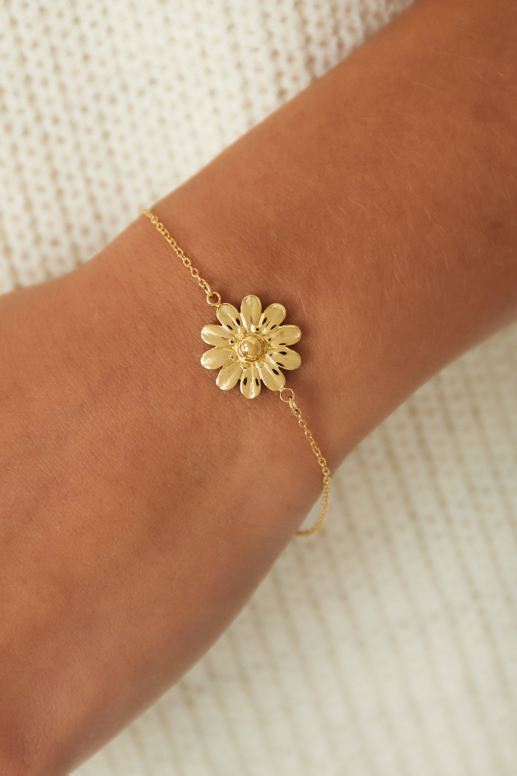 Blossom Bliss - bedelarmband Goud aan pols