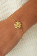 Blossom Bliss - bedelarmband Goud aan pols