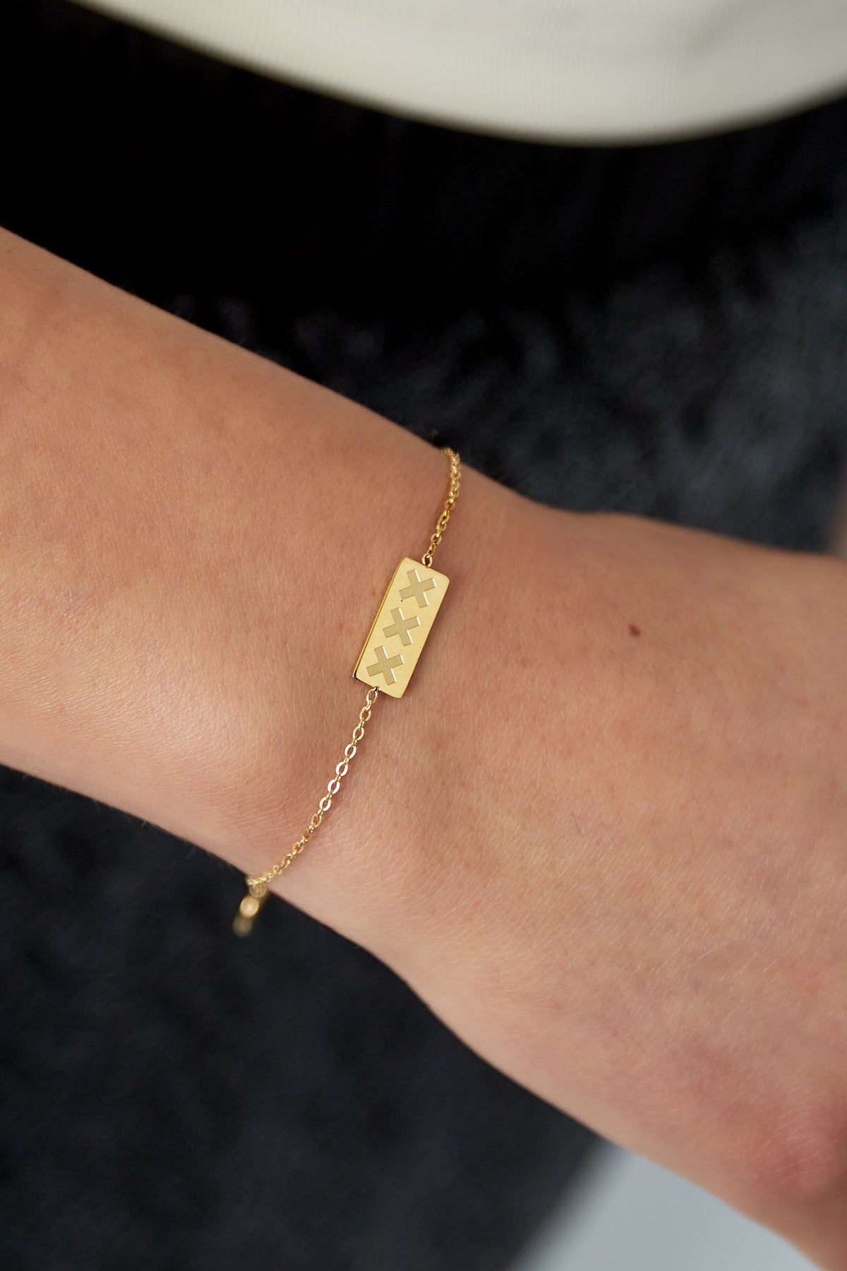 Amstrdm - bedelarmband Goud aan pols