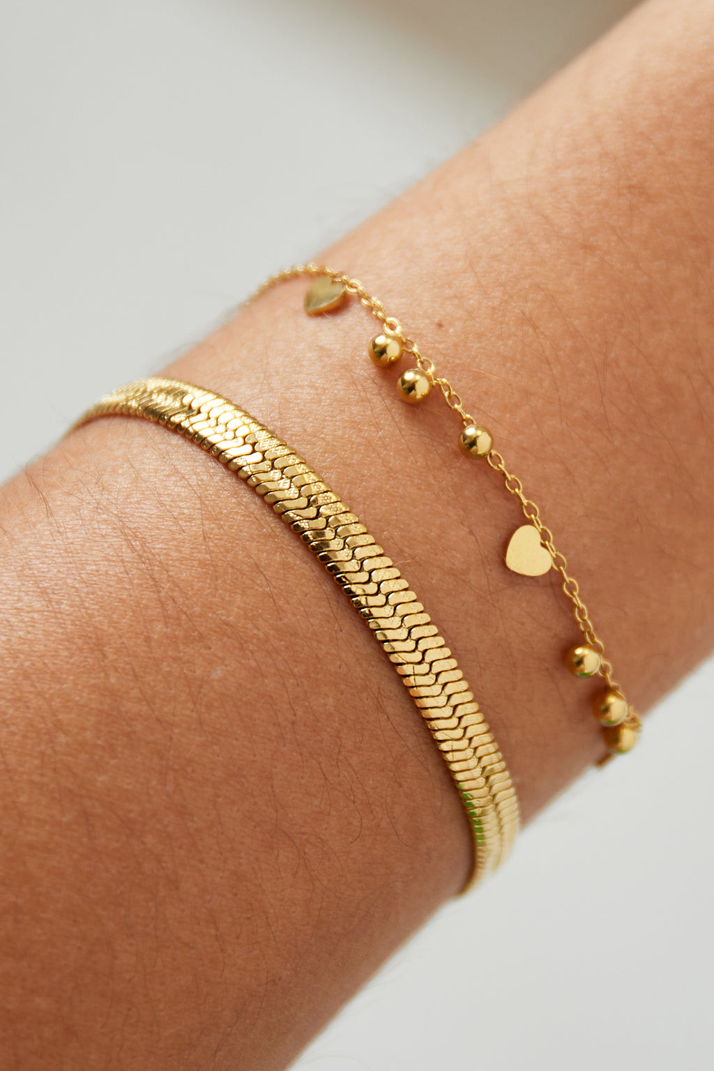 Line - schakelarmband Goud aan pols