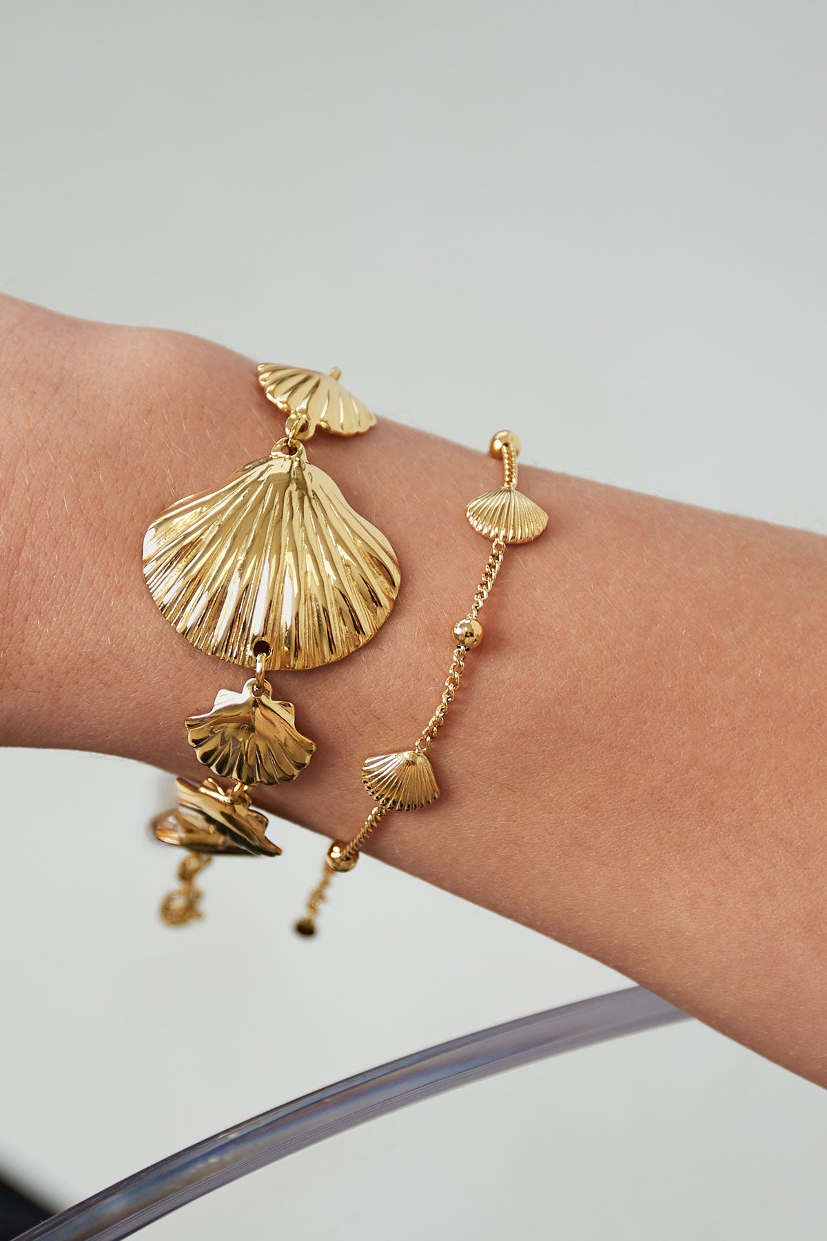 Vacay - bedelarmband Goud aan pols