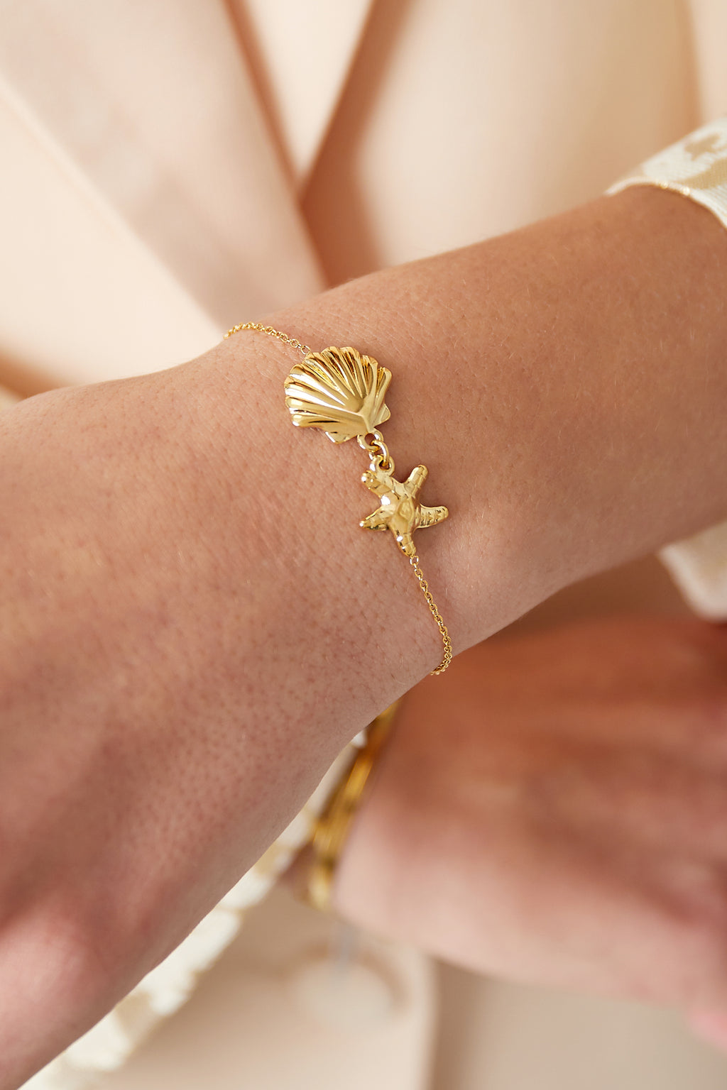Sunny - bedelarmband Goud aan pols