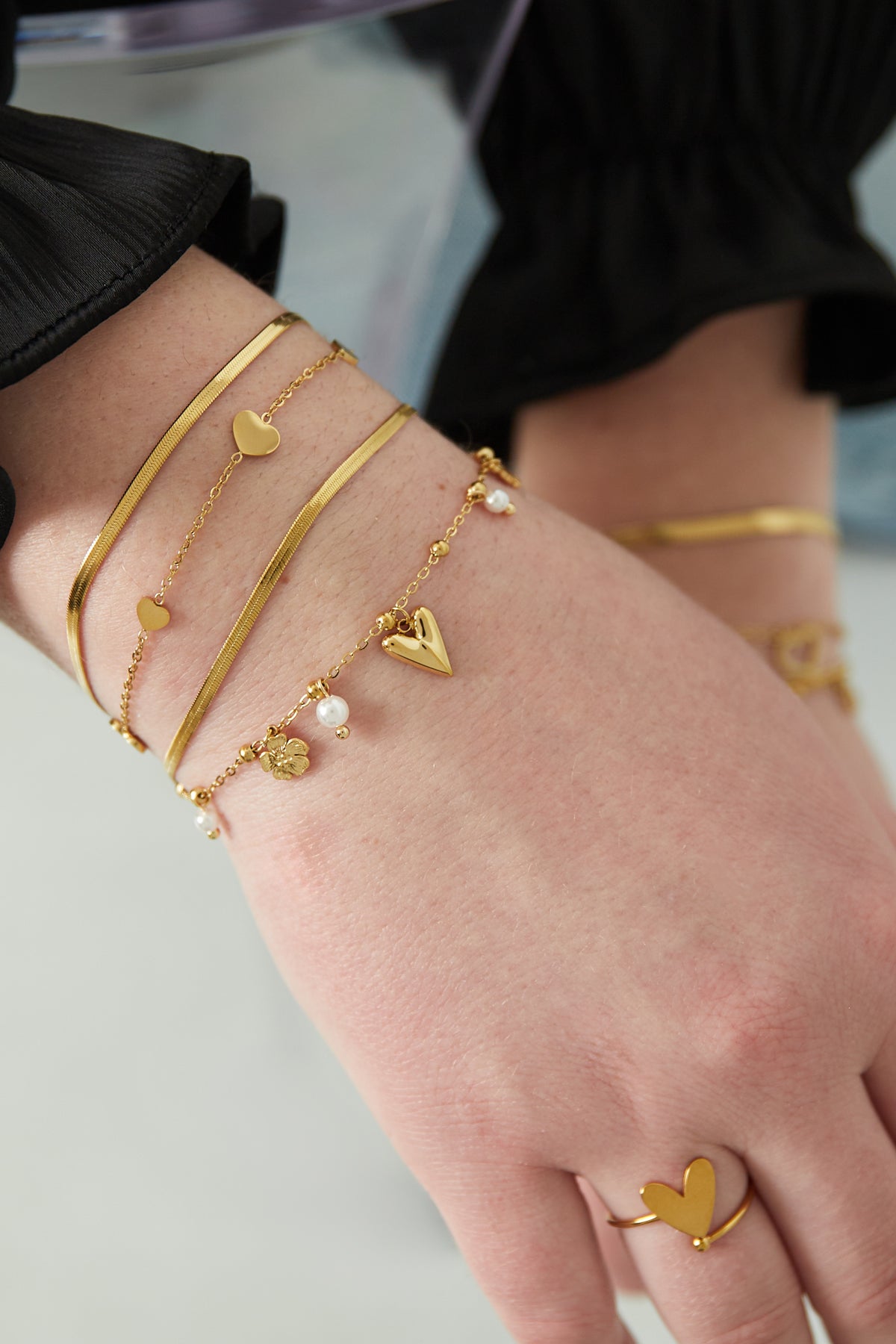 With Love - bedelarmband Goud aan pols