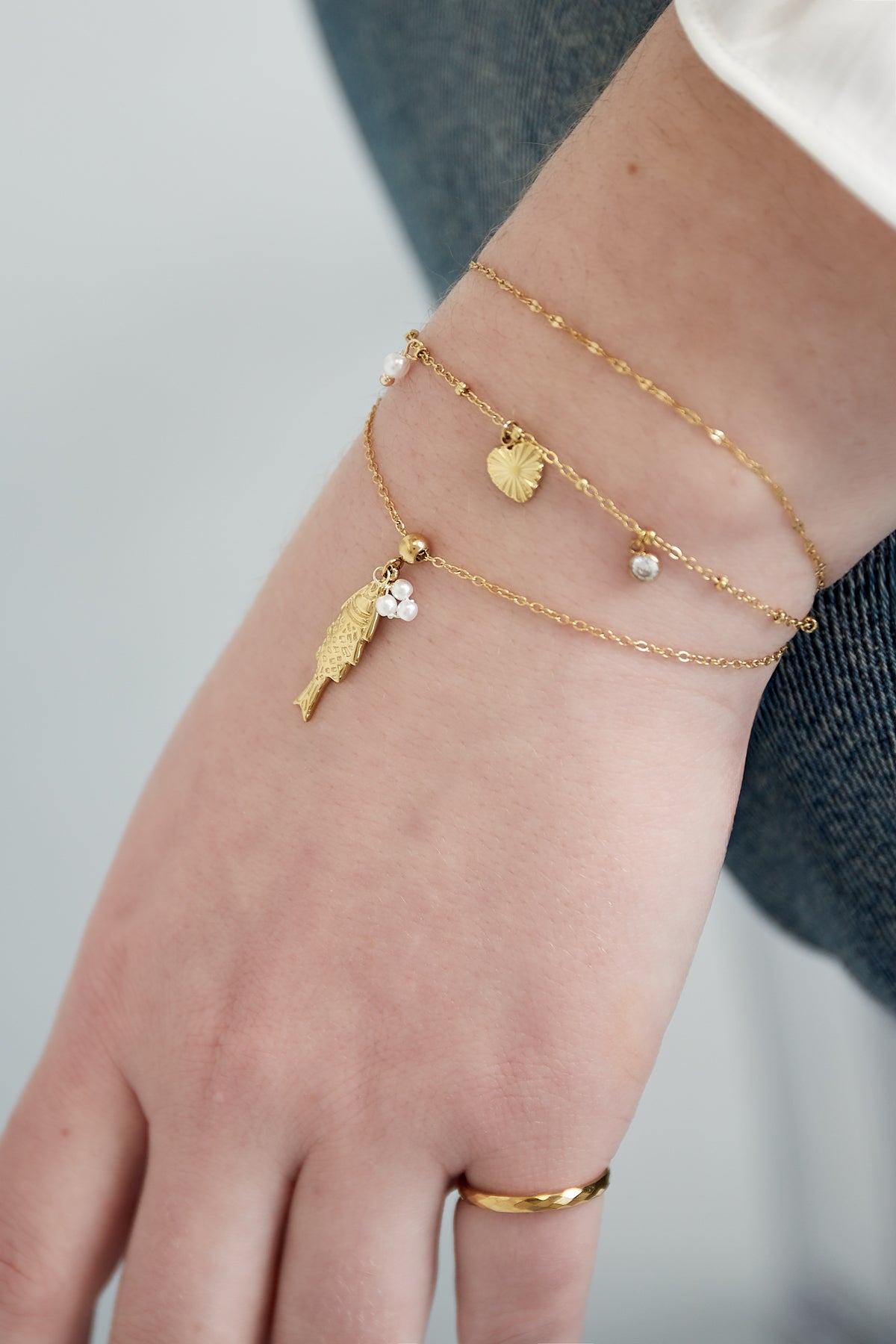 Pesce - bedelarmband Goud aan pols