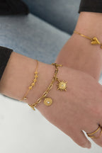 Little Galaxy - bedelarmband Goud aan pols