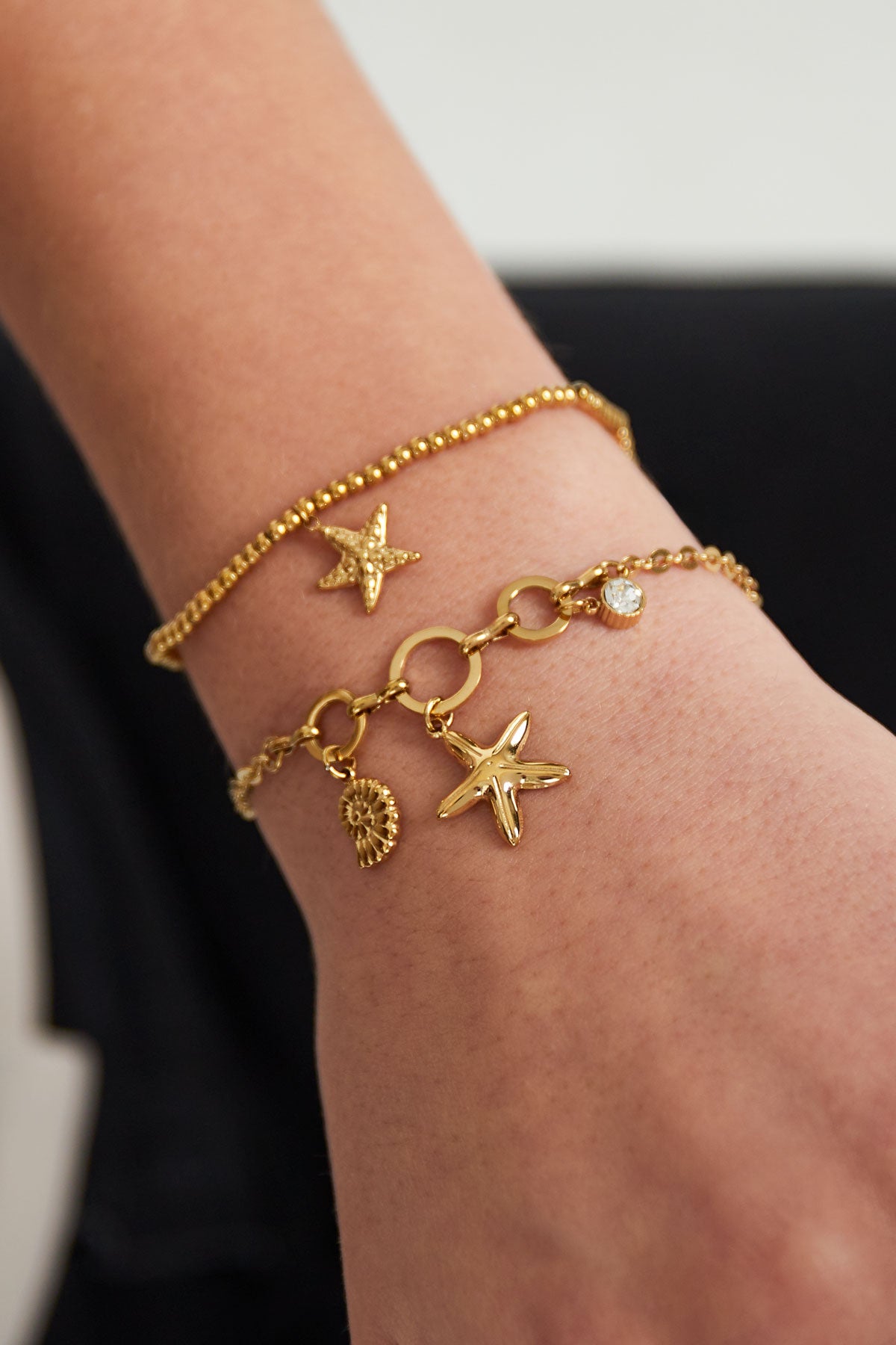 I Sea You - schelp armband Zilver aan pols