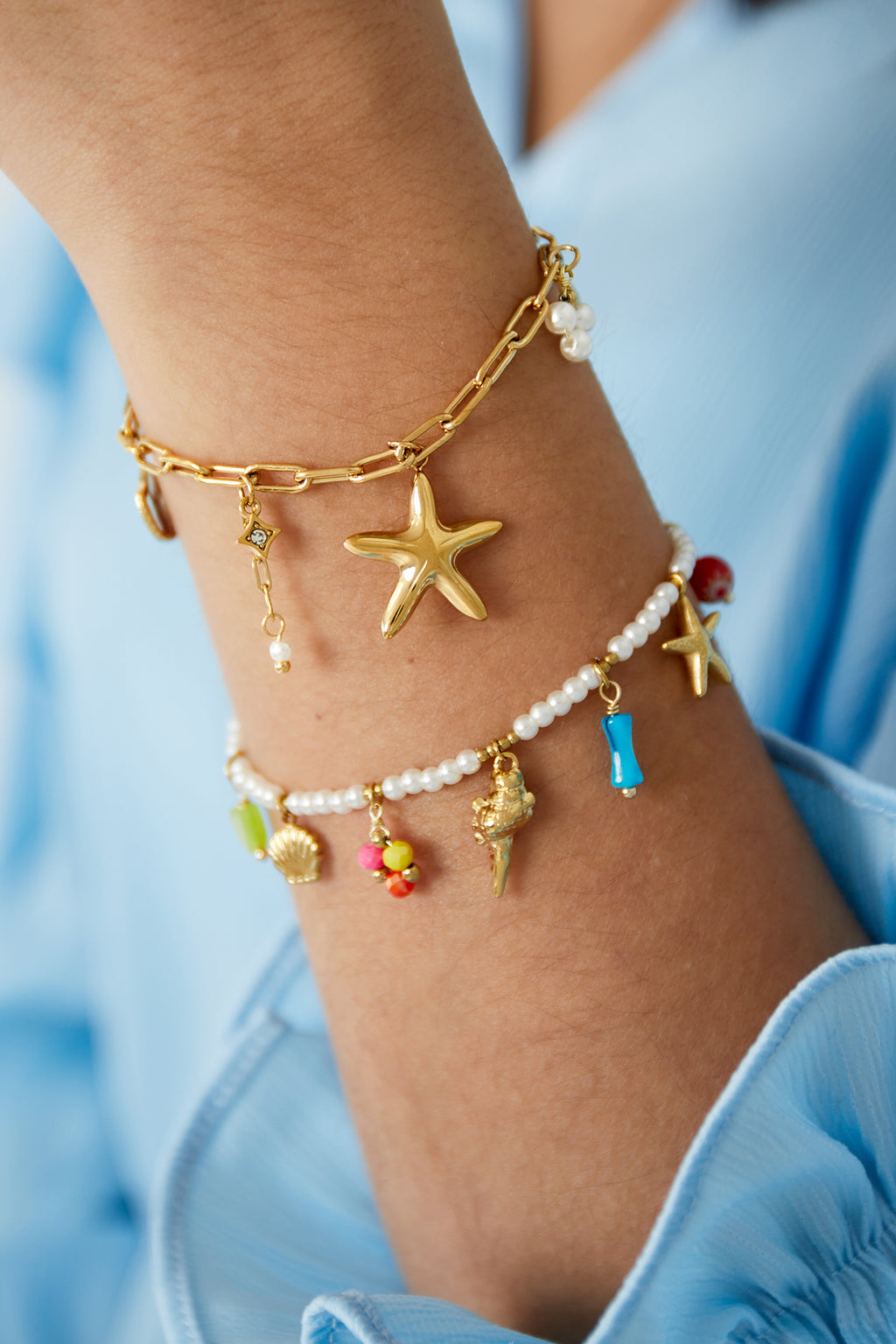 Dianna - statement armband Goud aan pols