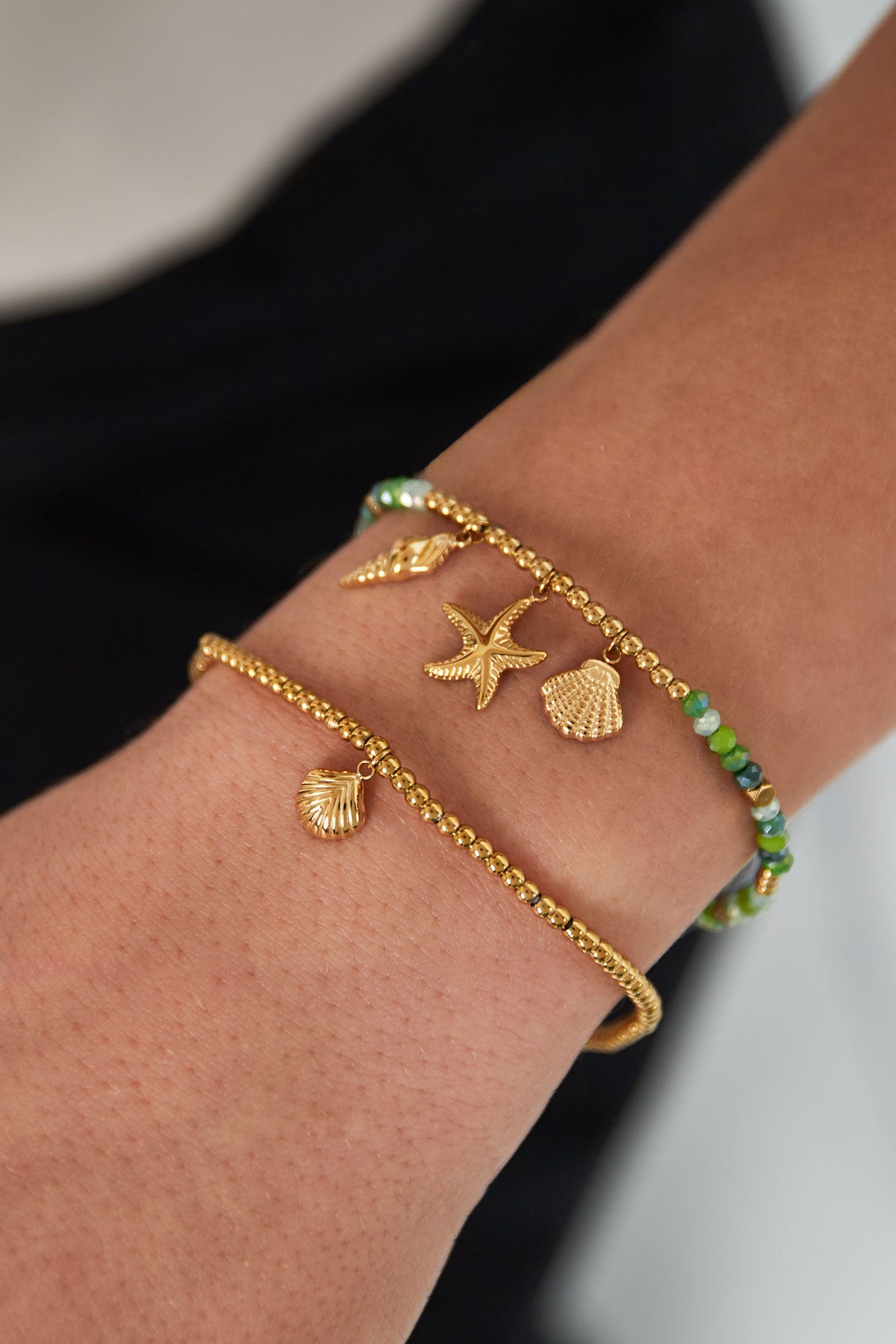 Warm Sand - kralenarmband Goud aan pols